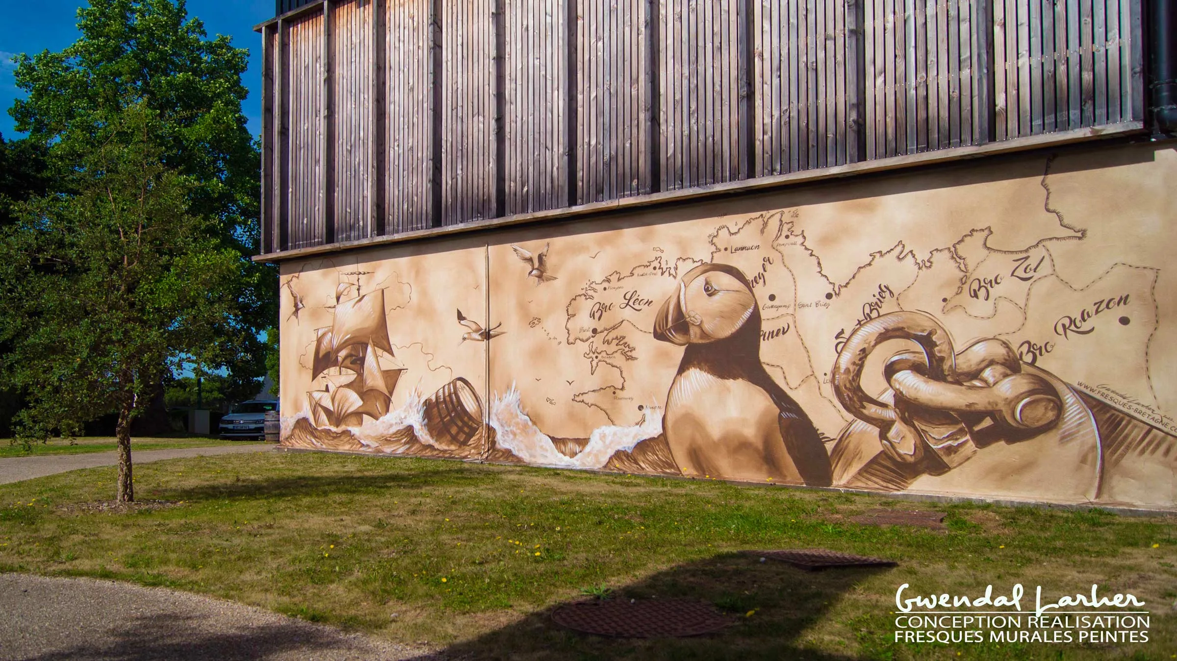 Graffiti mural illustrant le savoir-faire d'une maison, façade extérieure entreprise à Lannion